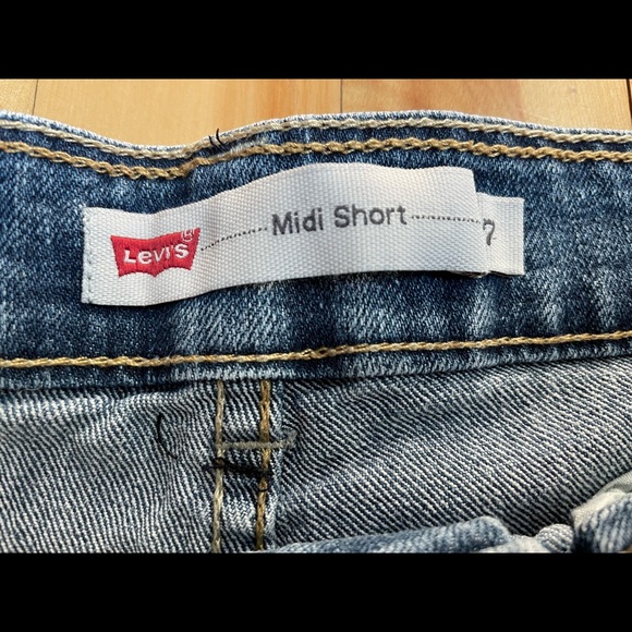Levi’s denim midi short with embroidery. Size 7 - Picture 2 of 4